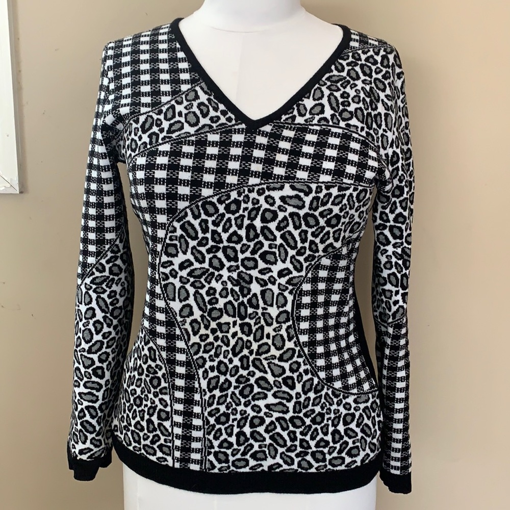 YUKA v neck sweater Large
